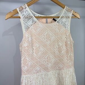 Doe & Rae Elegant Cream Lace Pleaded Dress Size Small